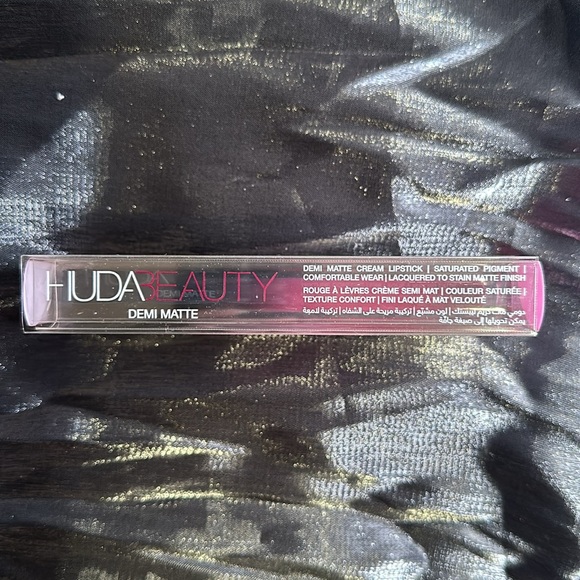 HUDA Beauty Demi Matte Cream Liquid Lipstick in Passionista - Picture 3 of 3